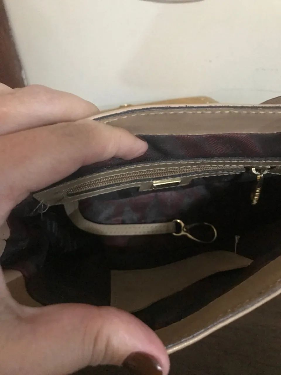 Bolsa de ombro bege com tachas - Foto 3