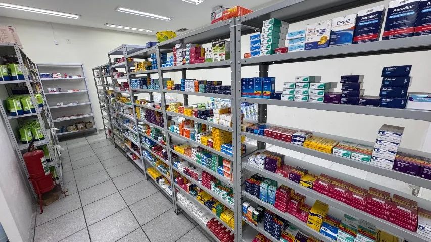 Vendo farmácia completa ( móveis) - Foto 2