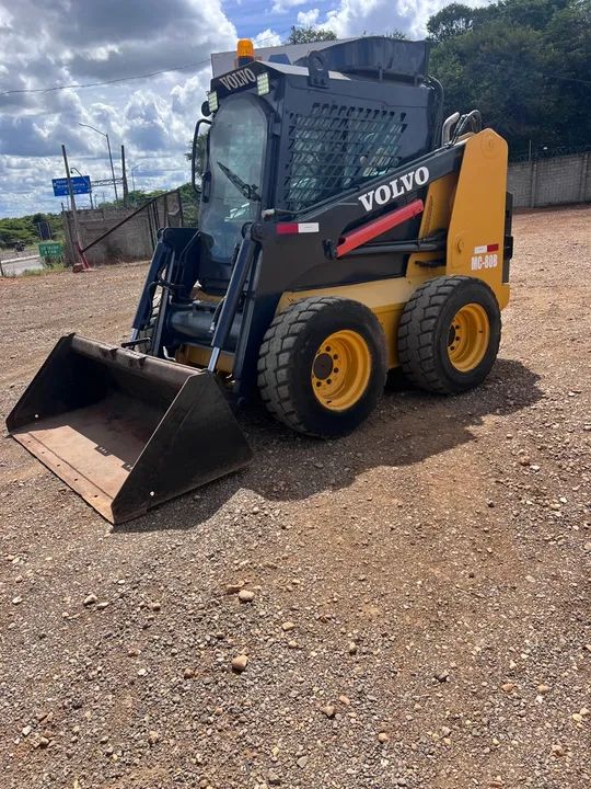 Mini Pá Carregadeira Volvo MC80B - Foto 2