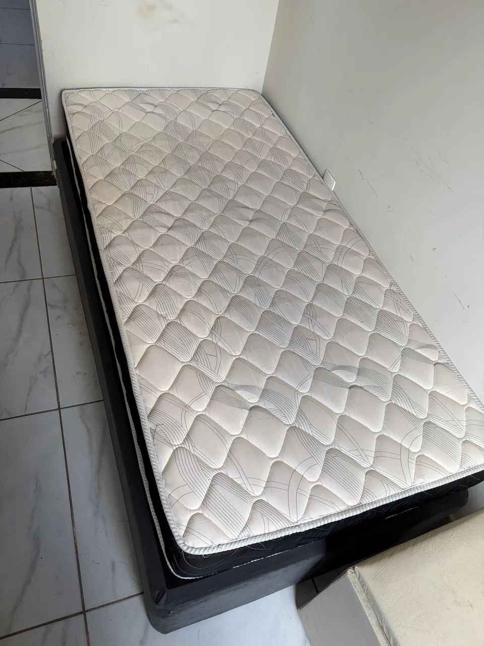 Colchão de solteiro com a base 