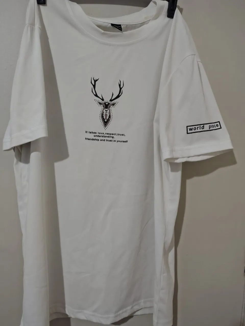Camiseta off white, usada, em ótimo estado, com estampa