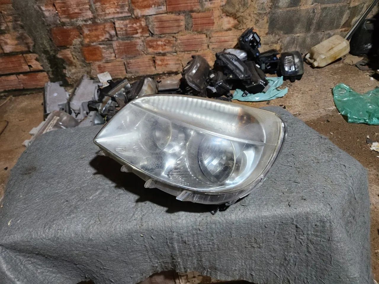 Farol esquerdo Doblô 10/21 BOM ESTADO 