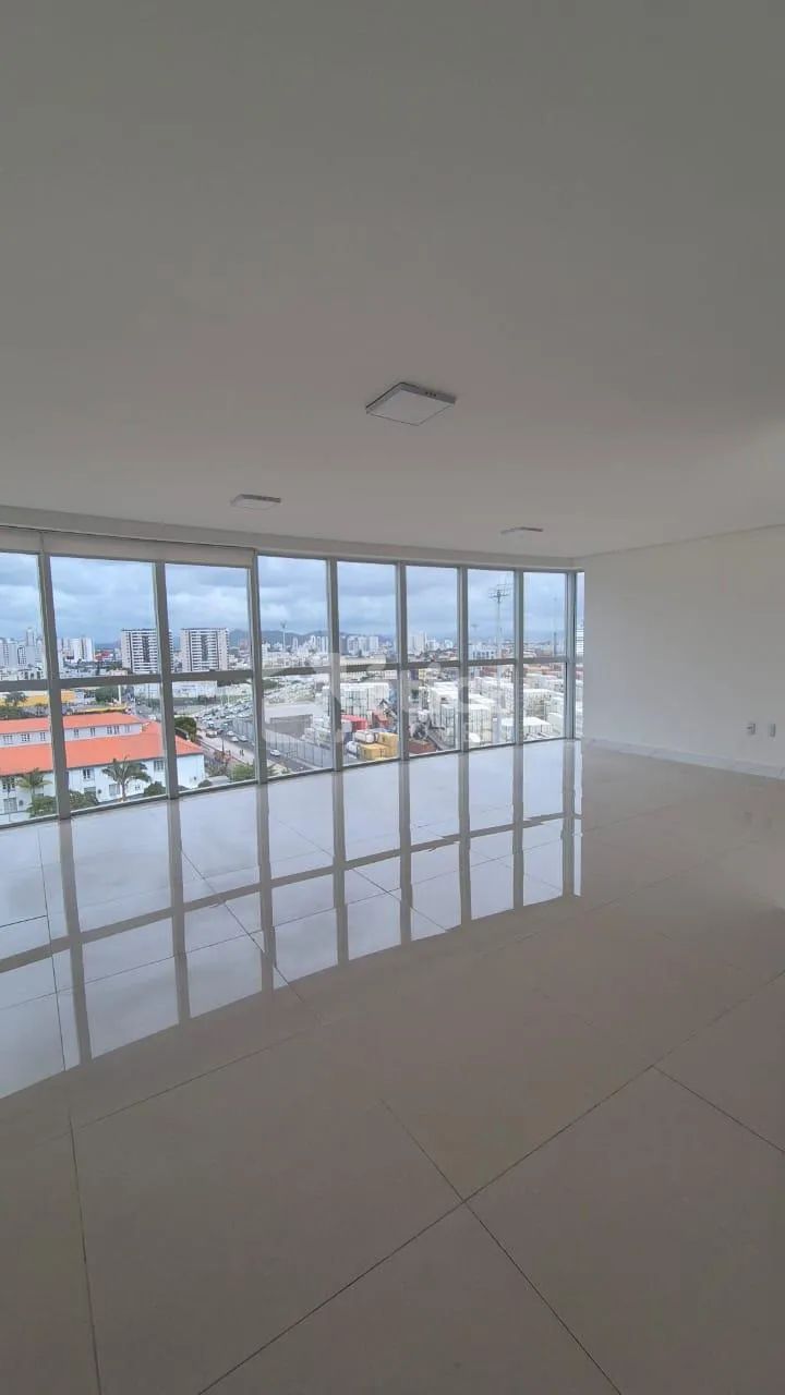 Sala Comercial 42m² no Lion Center Itajaí com Vaga coberta. - Foto 2