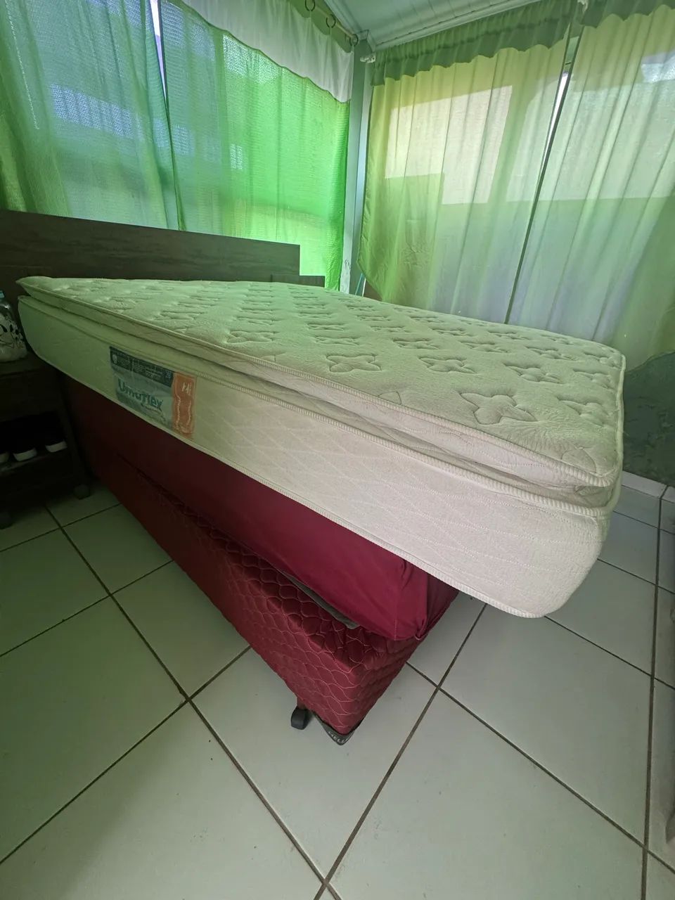 Colchão King estilo cama de hotel. 