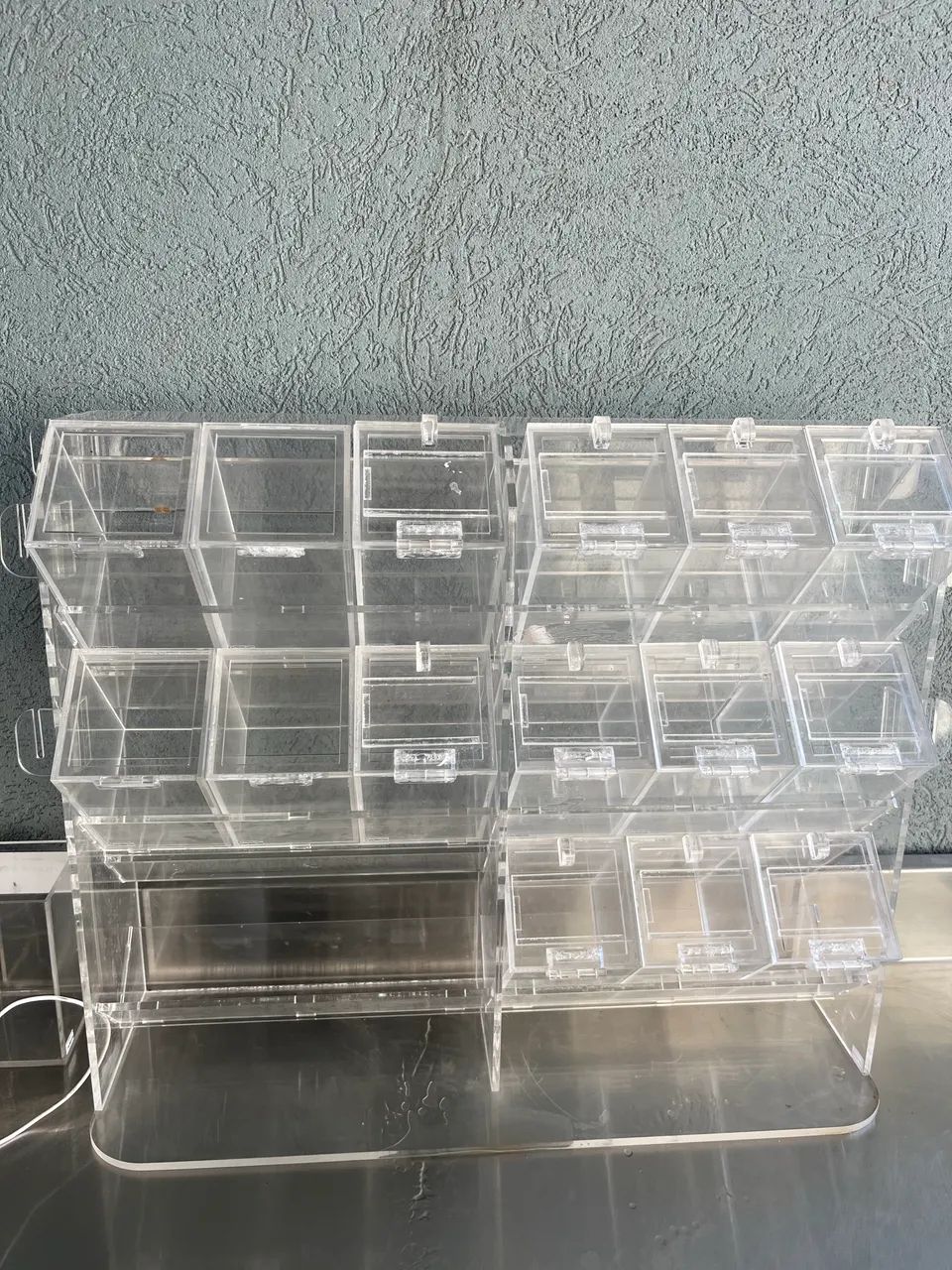 Suporte de acrílico com caixas 