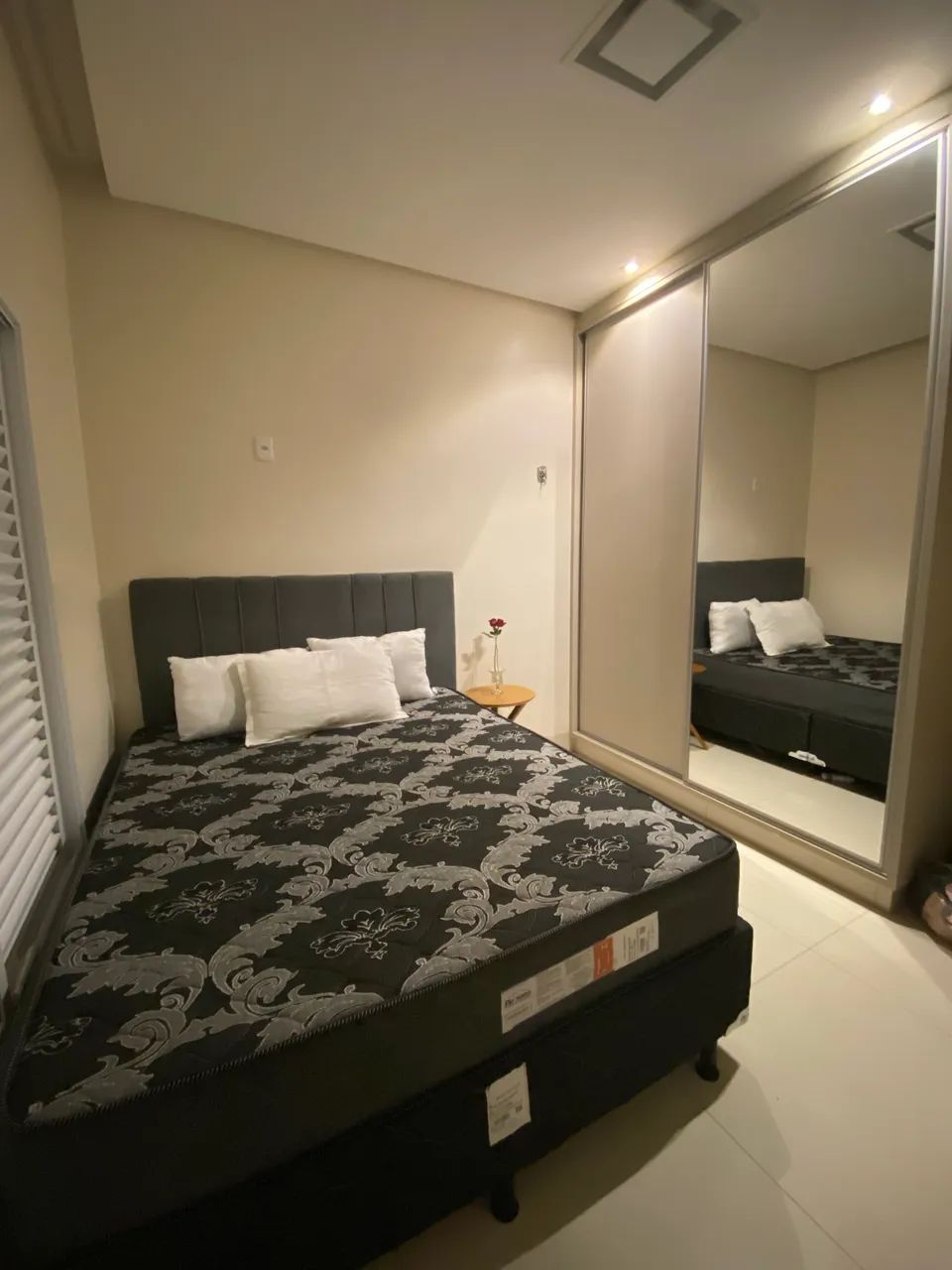 CAMA QUEEN NOVA + 2 BASES + CABECEIRA CINZA + TRAVESSEIRO 