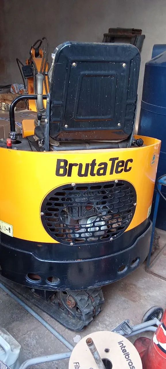 Retroescavadeira Brutatec com Implementos  - Foto 3