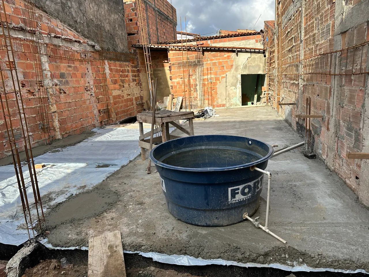 Vendo casa em ponto de bater a laje. - Foto 2