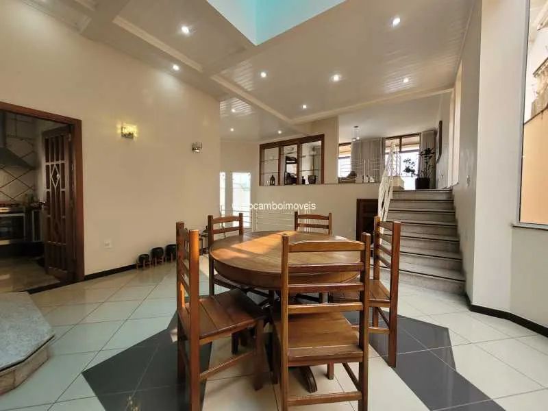 Casa de rua - / Residencial / Nova Itatiba