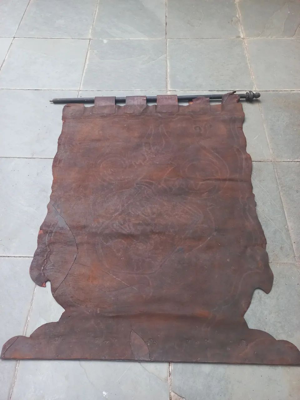 Antigo quadro estandarte estilo Medieval em couro   - Foto 3