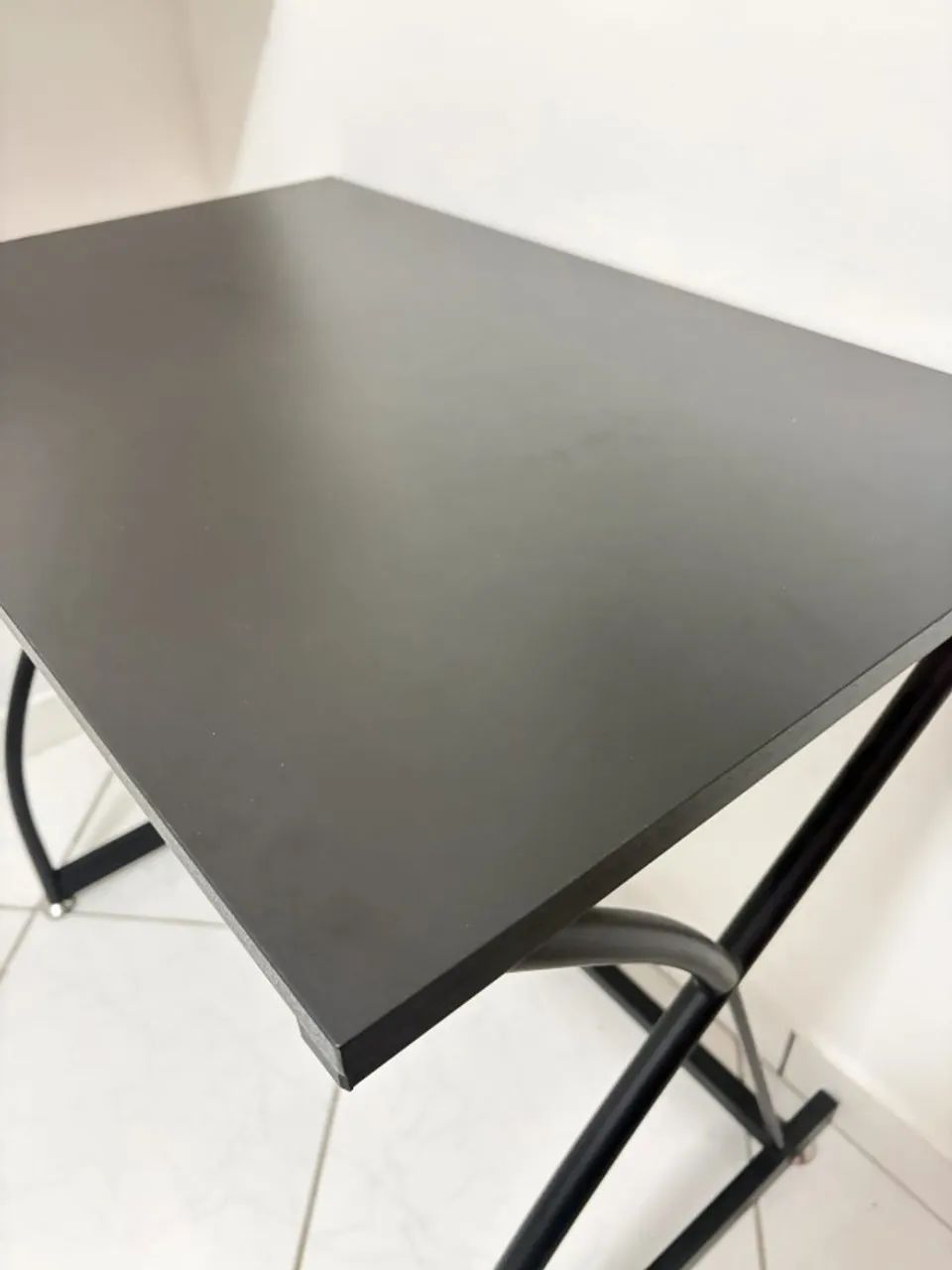 Escrivaninha preta compacta com pés em aço curvo - home office