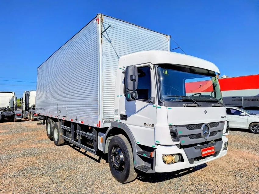 Atego 2426 6x2 baú.