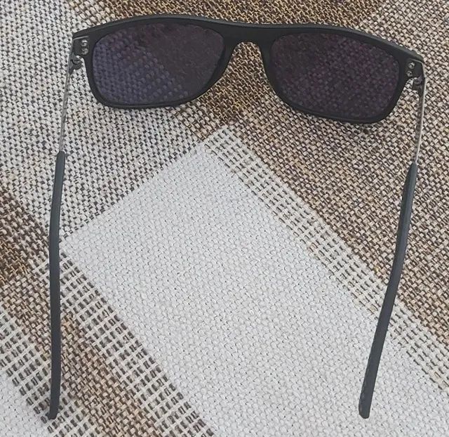 Óculos de sol unissex veste super bem.  - Foto 5