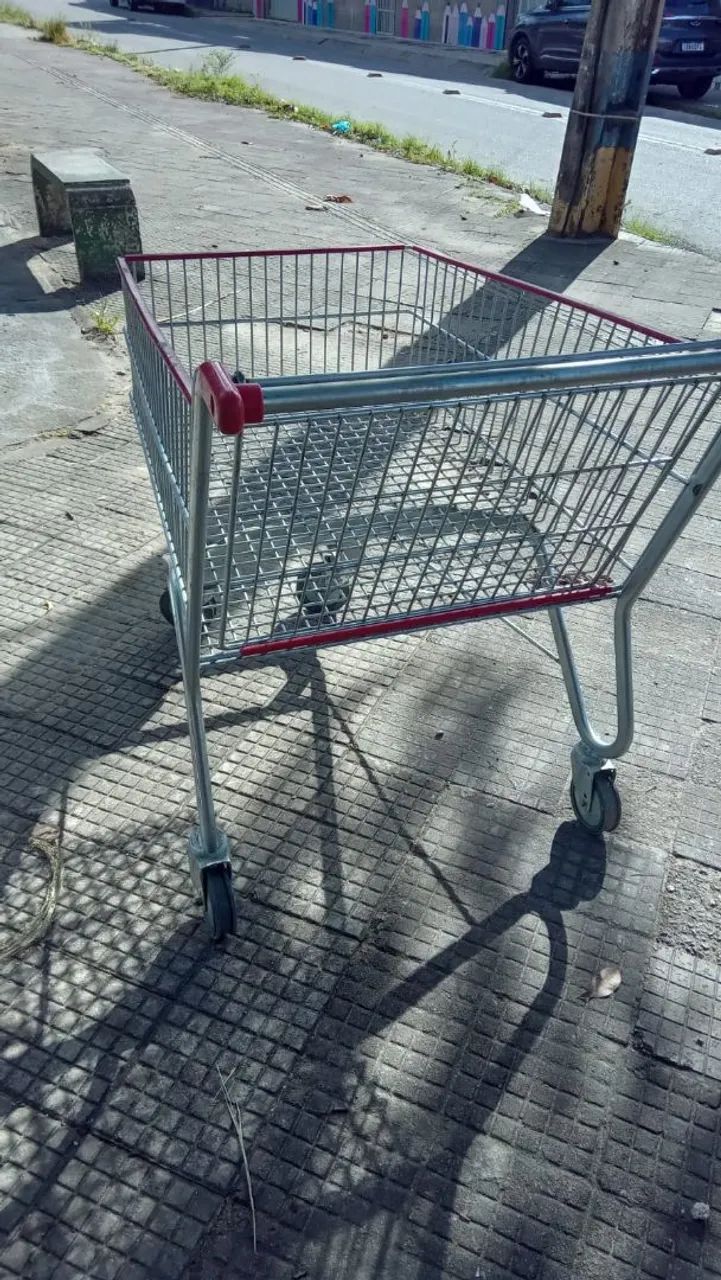 Vendo 2 carrinhos de supermercado 