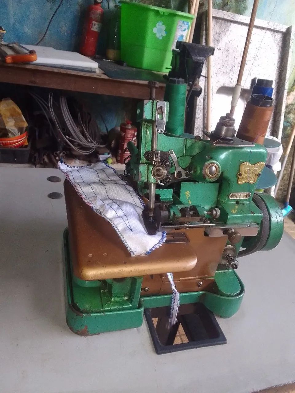 Overlock com bancada e motor Grande 