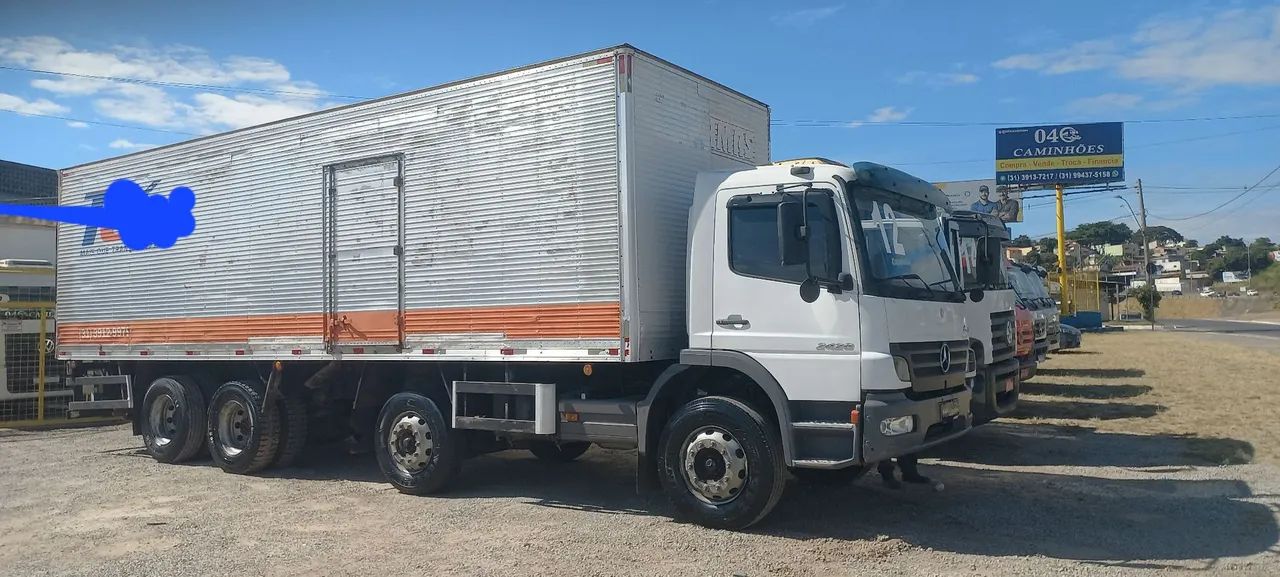 Caminhão com bau 2428