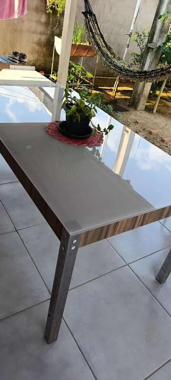 Mesa tampo de vidro 4 cadeira de ferro - Foto 2
