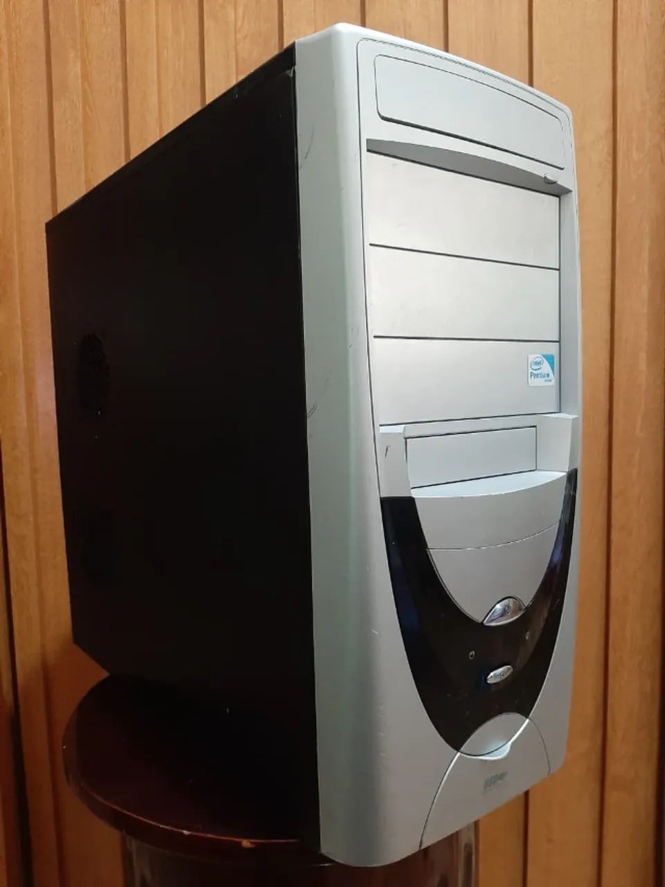 Gabinete Retrô Prata e Preto 2000 PC Sleeper Clássico ATX