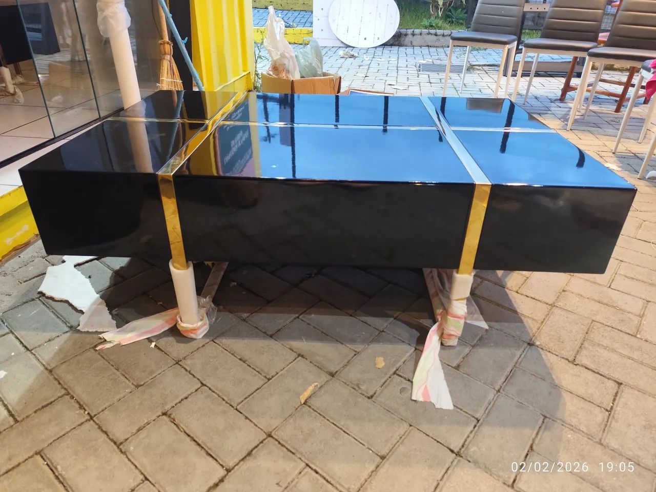 Mesa de centro preta laqueada com gaveta e pés de metal  - Foto 4