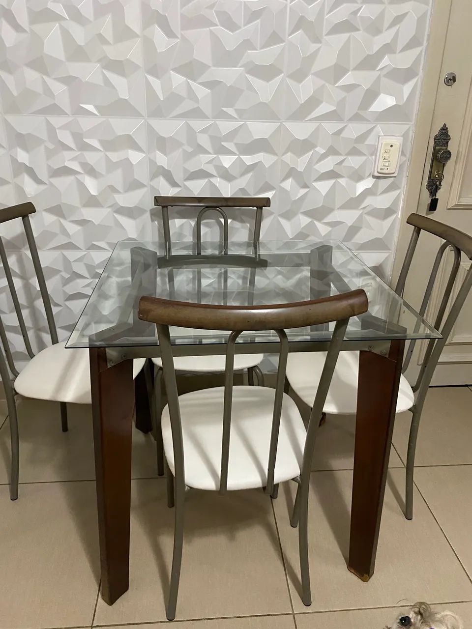 Vendo mesa de jantar com 4 cadeiras