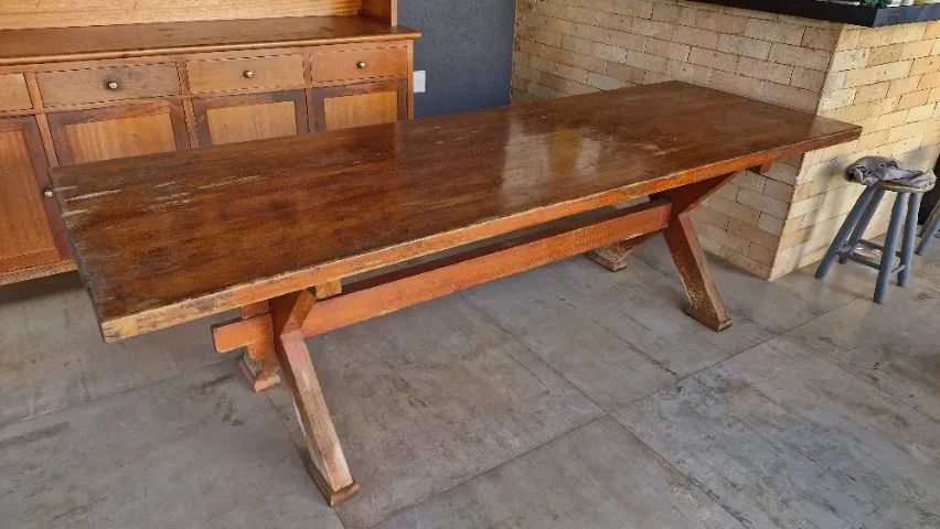 Mesa em madeira maciça