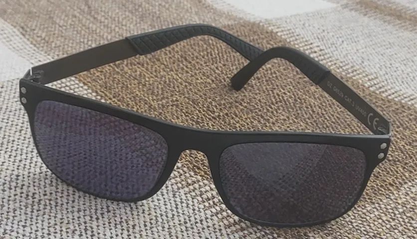Óculos de sol unissex veste super bem. 