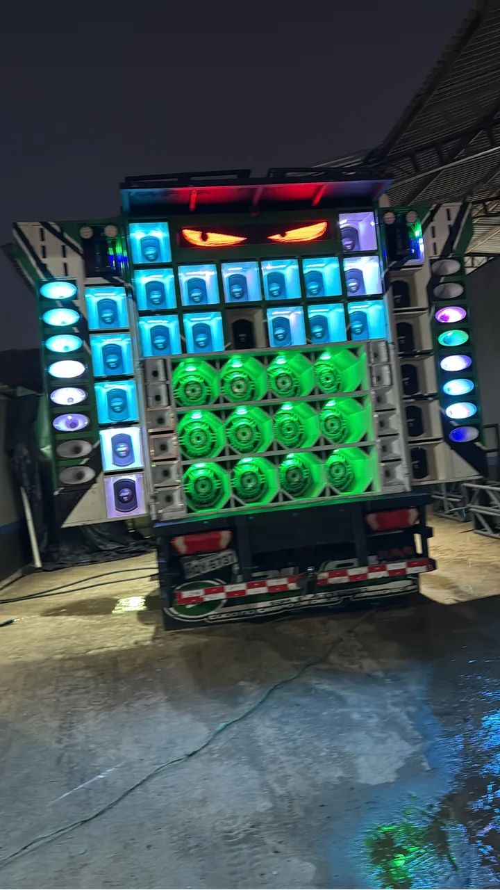 Paredão de som em cima de uma D40