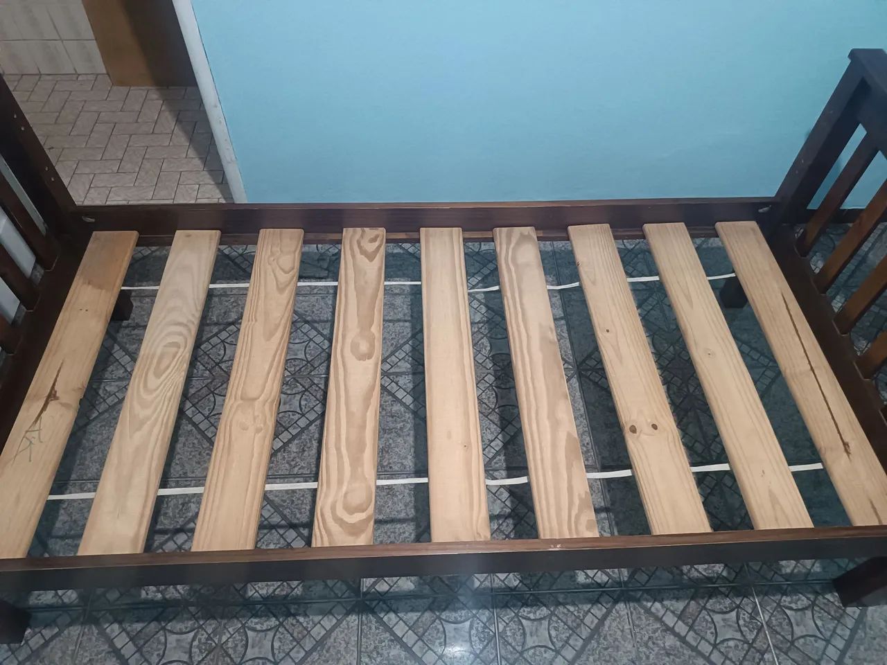 Cama solteiro em madeira. - Foto 3