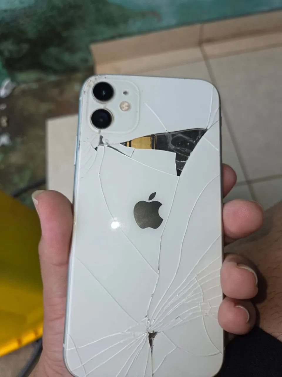 iPhone 11 128GB 背面破損 Iphone 11 128gb prefeito, só com a tela traseira quebrada