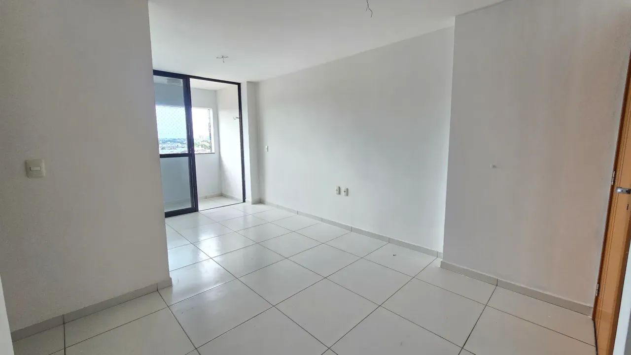 ALUGO APARTAMENTO COM 2/4 SENDO UM SUÍTE,  COM VARANDA! R$2.700,00