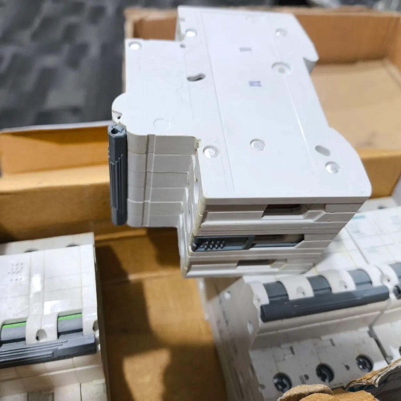 Siemens Tripolar 32A Lote com 4 Disjuntores  - Foto 5