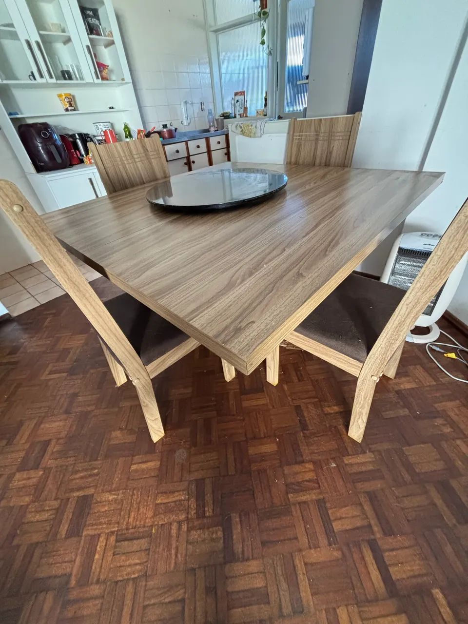 MESA COM 6 CADEIRAS - PRA LEVAR LOGO 