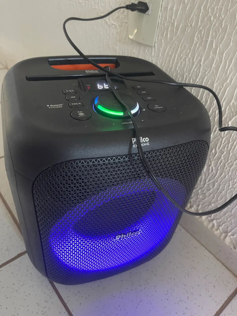 Vende caixa som semi nova