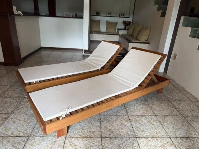 Vendo conjunto com 2 Espreguiçadeiras de Madeira Maciça + 2 Colchões