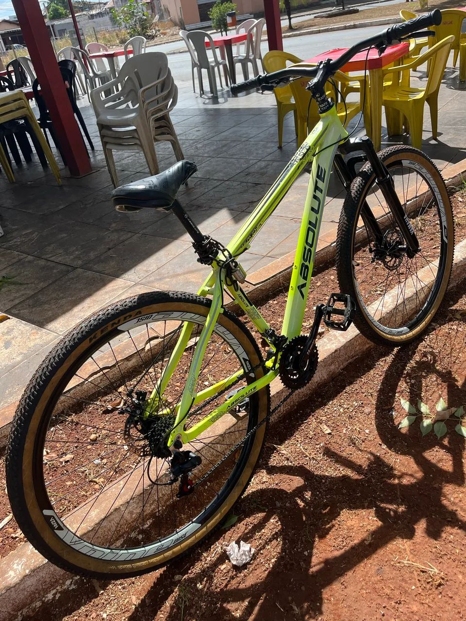 Bicicleta aro 29 absolute nero verde limão bem conservada freio a disco  - Foto 3