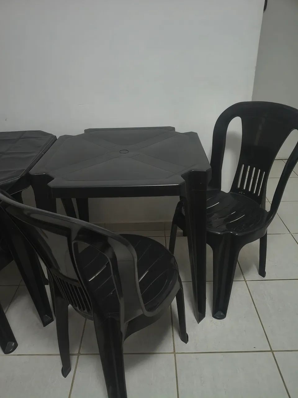 Jogo de mesa com 4 cadeiras 