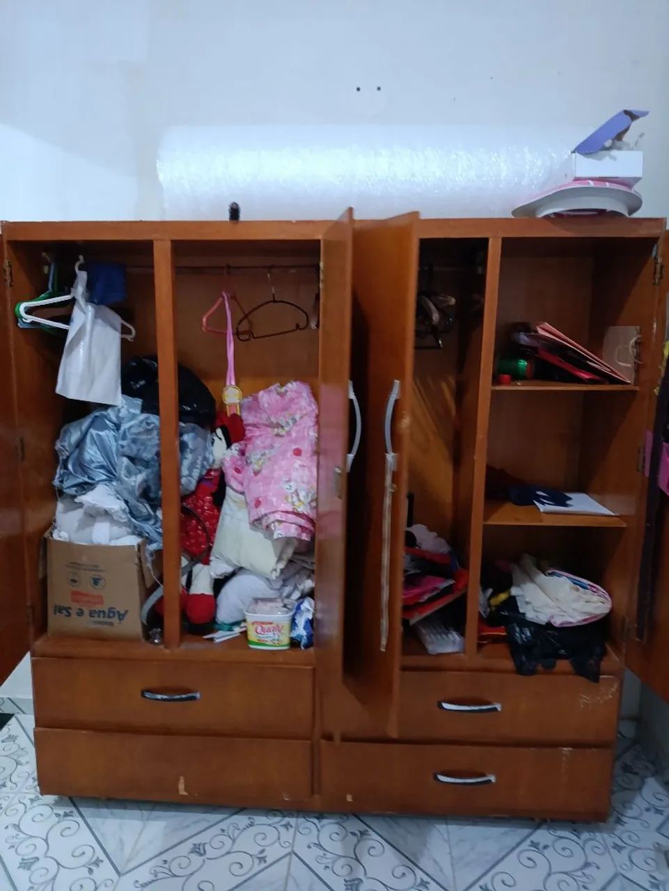 Guarda roupa de madeira 