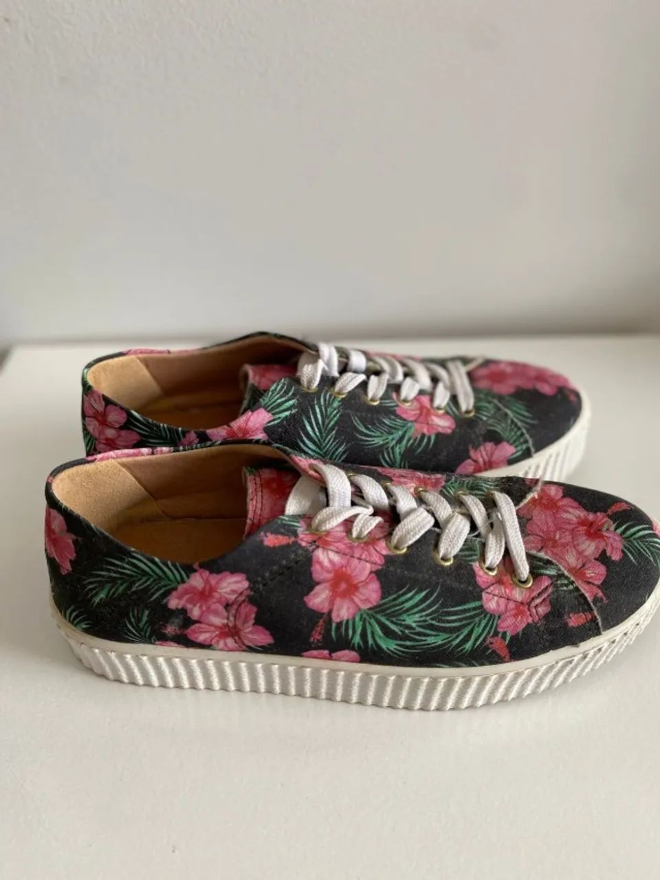 Tênis Constance estampa floral  baixando o preço 