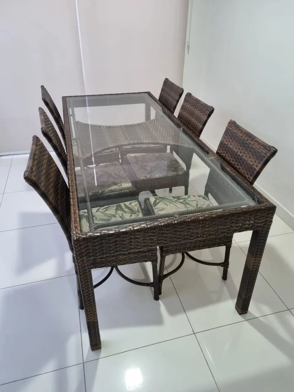 Mesa de jantar de vidro e fibra, com 6 cadeiras e 3 cadeiras altas - Foto 5