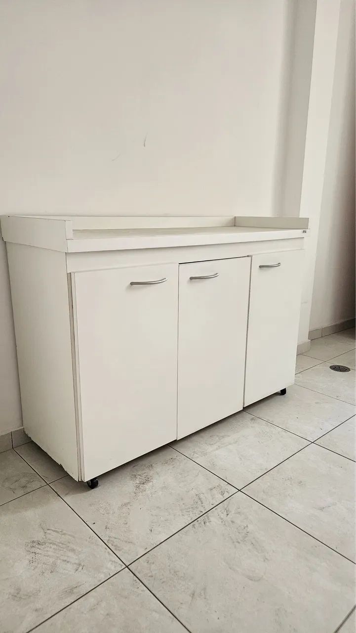 Móvel com armário branco