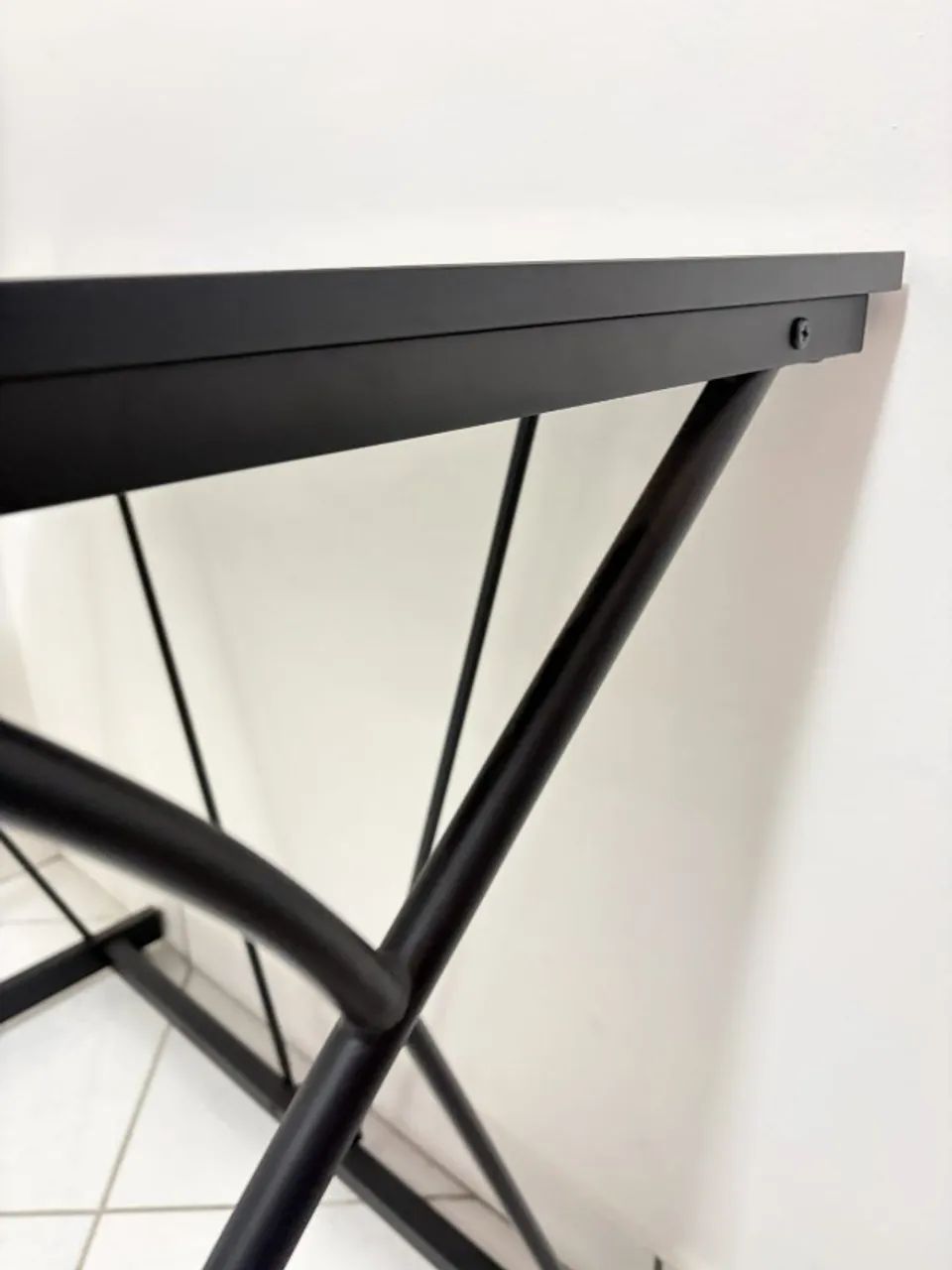 Escrivaninha preta compacta com pés em aço curvo - home office - Foto 4