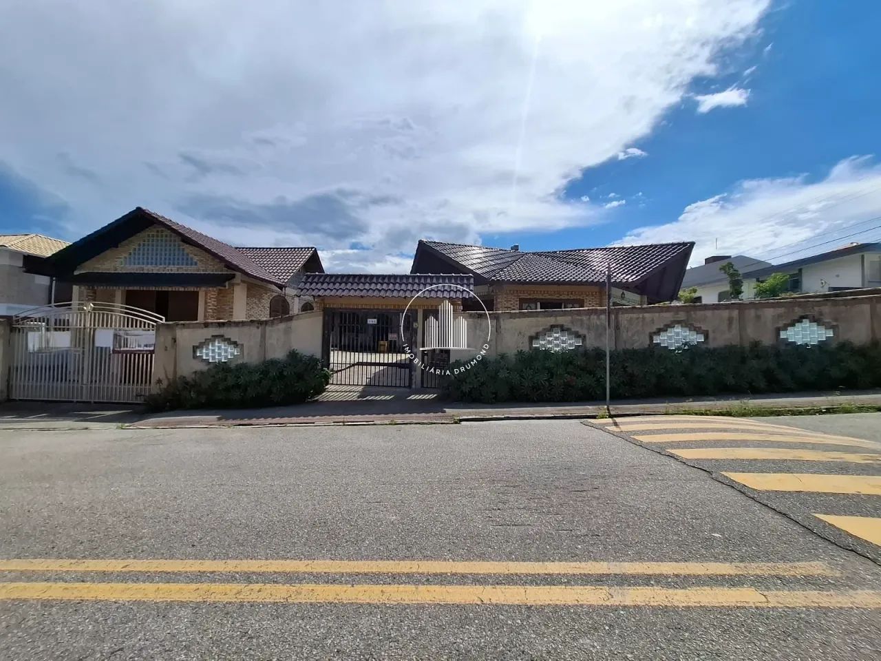 Casa 5 Quartos com 3 Suítes e 306m² - Itaguaçu