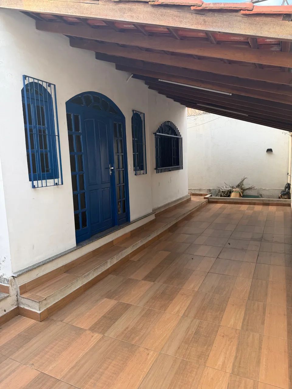 Casa de Esquina com 3 Quartos e Amplo Quintal na Rua Principal - Foto 3