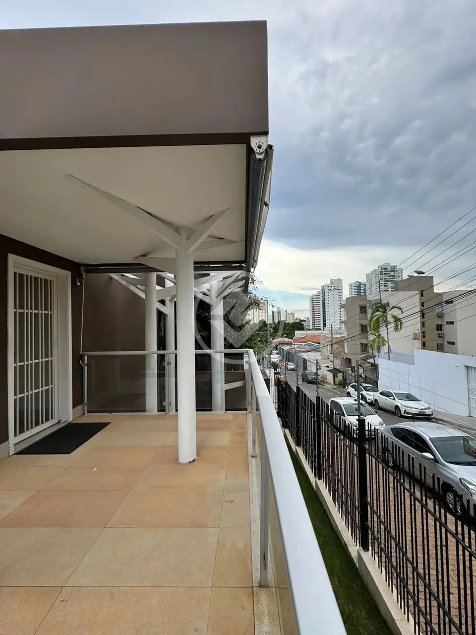 Prédio comercial com 3 salas, todas com lavabo, recepção, copa, 8 vagas de garagem. codigo - Foto 2