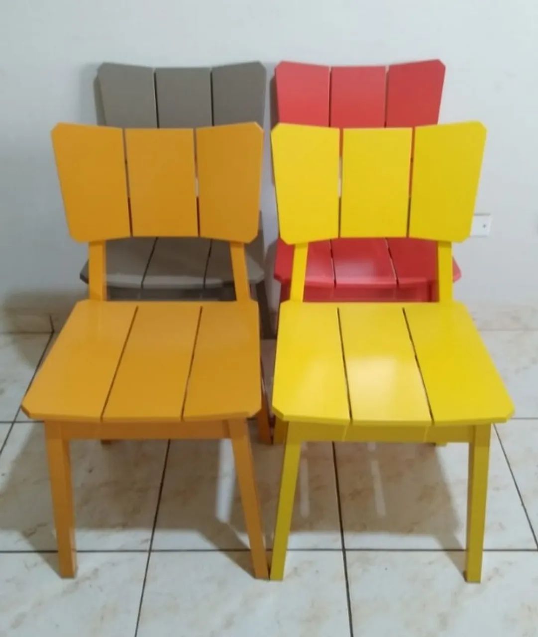 Cadeiras coloridas impecáveis! R$ 200,00 cada