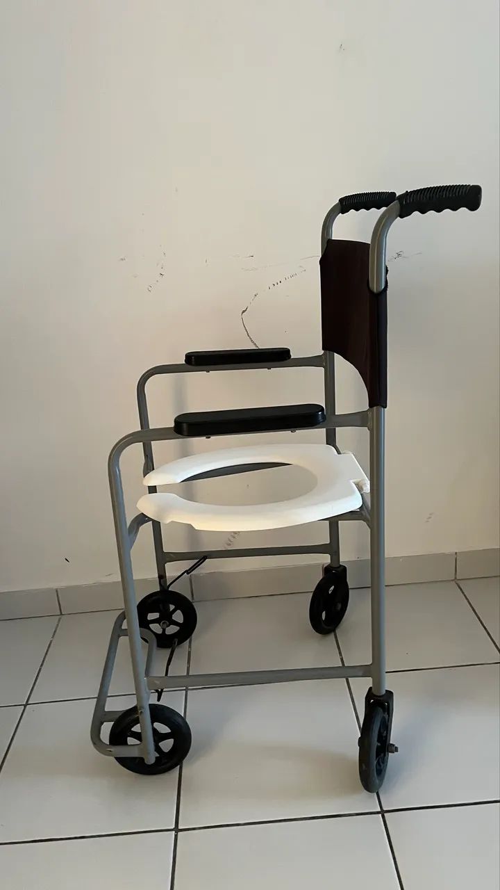 Cadeira de banho com rodinhas - Foto 3