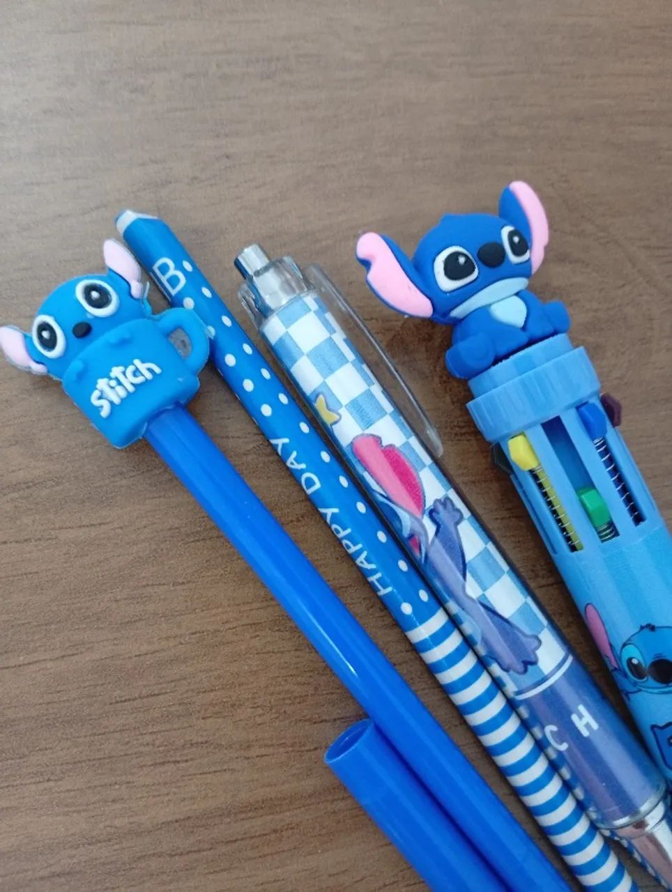 Kit 4 itens Stitch 2 canetas em gel, lápis, caneta 10 cores com personagem - Foto 2