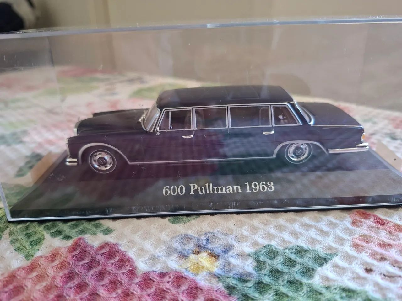 Miniatura Limousine 600 Pullman 1963 escala 1/43.