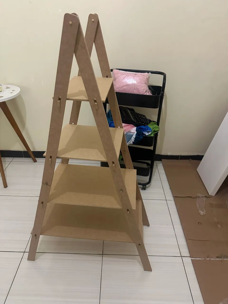 Escada pegue e monte de mdf nunca usada 