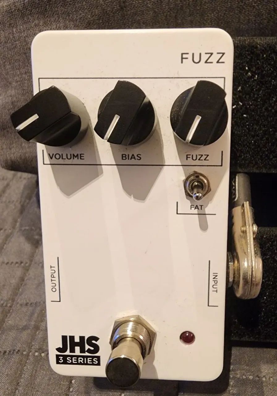 Pedalboard Nano+ 4 pedais JHS 3 Series, conectores ocultos. Fuzz